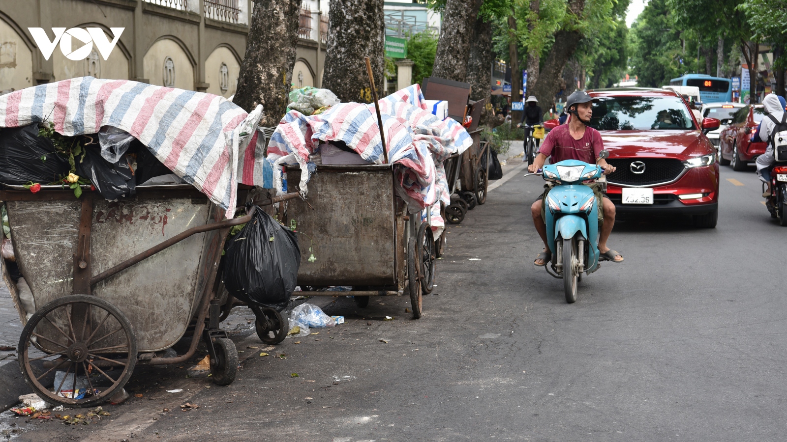 Hè phố, lòng đường Hà Nội thành bãi tập kết trung chuyển rác gây phản cảm